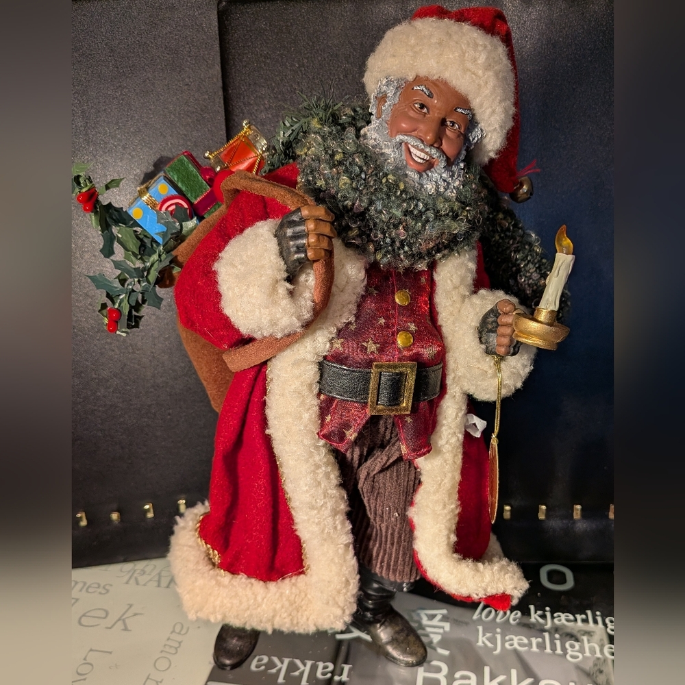 2005 Possible Dreams By Thomas Blackshear.  Lighting The Way Santa Figure 11"s
